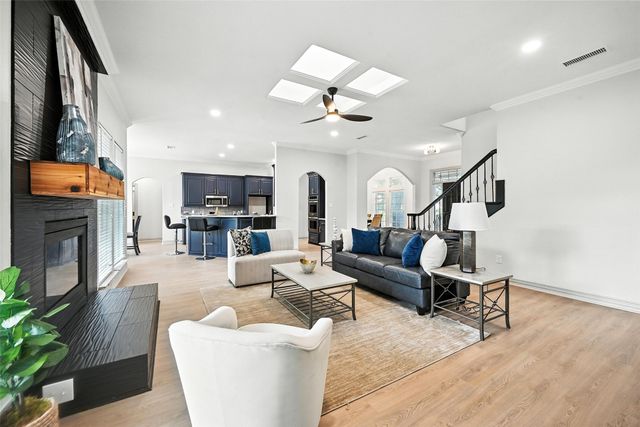 901 Bluebird Court, Burleson, TX 76028