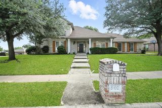 901 Bluebird Court, Burleson, TX 76028