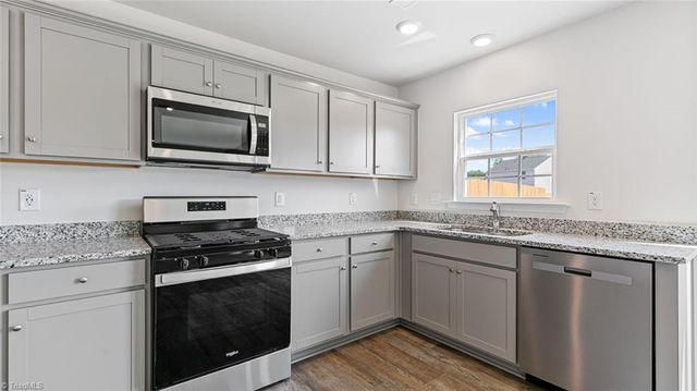 106 Beechwood Circle, Thomasville, NC 27360