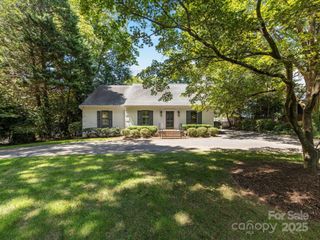 2118 Sharon Road, Charlotte, NC 28207
