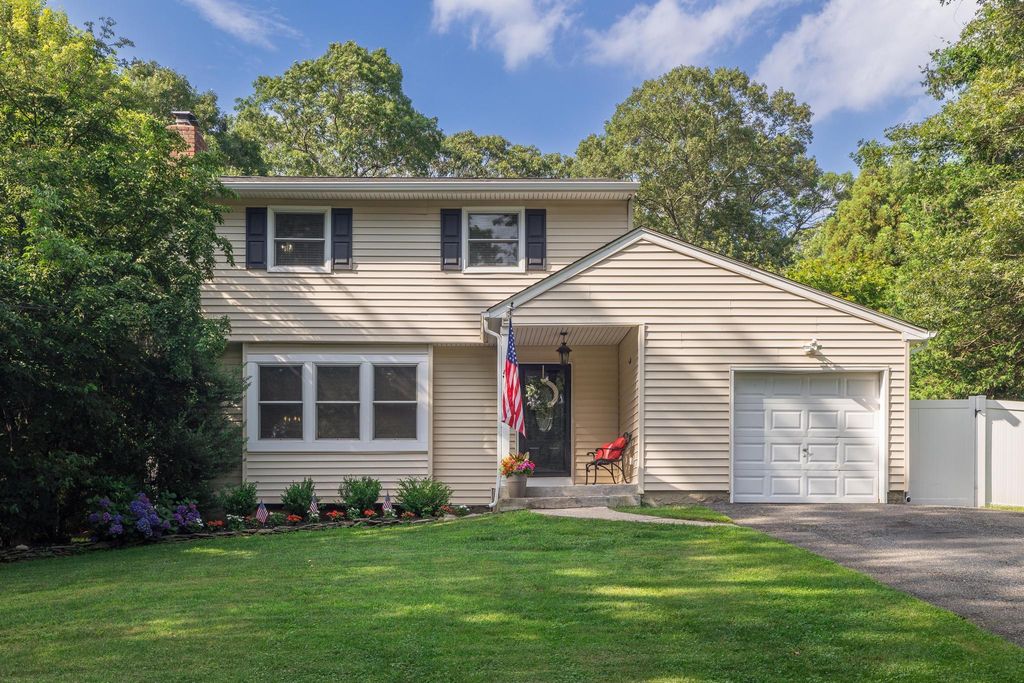 5 Monett Place, Greenlawn, NY 11740