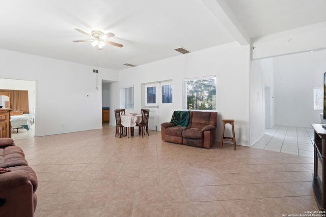 483 SASSMAN RD, Marion, TX 78124