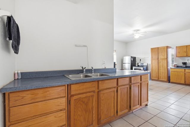 483 SASSMAN RD, Marion, TX 78124