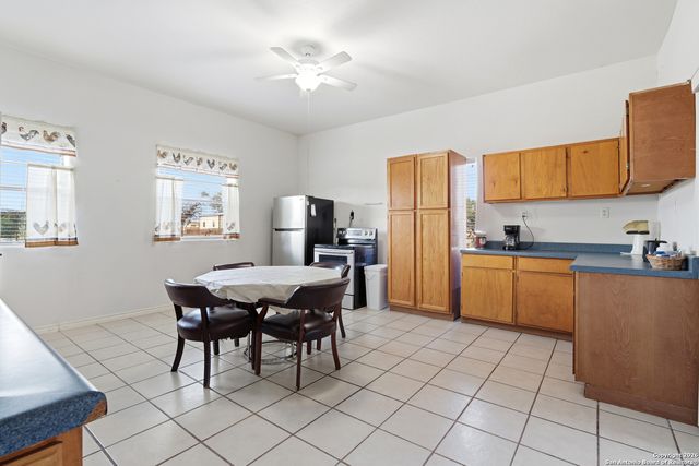 483 SASSMAN RD, Marion, TX 78124