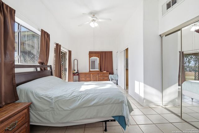 483 SASSMAN RD, Marion, TX 78124