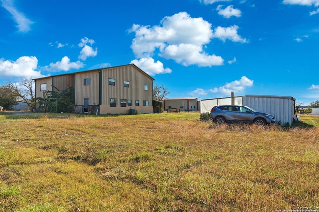483 SASSMAN RD, Marion, TX 78124