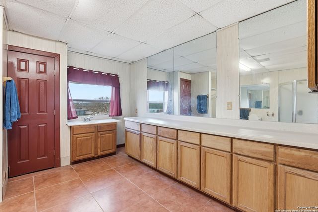 483 SASSMAN RD, Marion, TX 78124