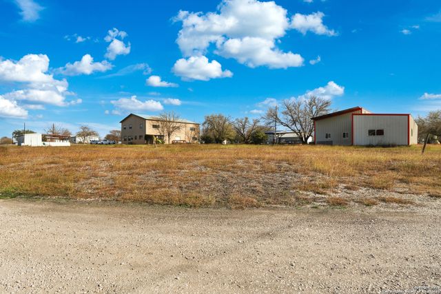 483 SASSMAN RD, Marion, TX 78124
