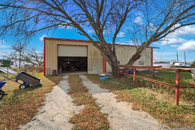 483 SASSMAN RD, Marion, TX 78124