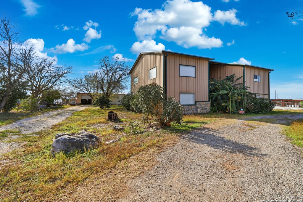 483 SASSMAN RD, Marion, TX 78124