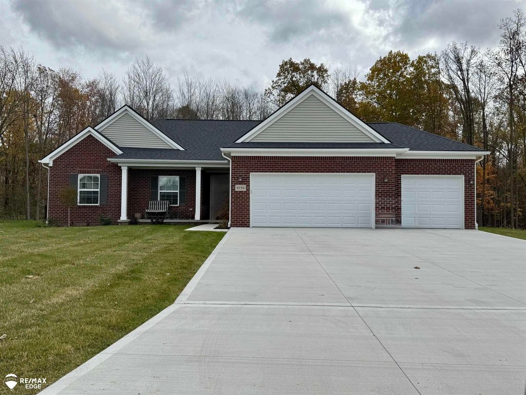 8182 Peninsula Circle, Grand Blanc, MI 48439