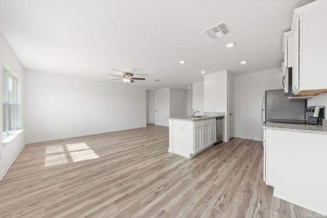 16189 Farmer, Lytle, TX 78052
