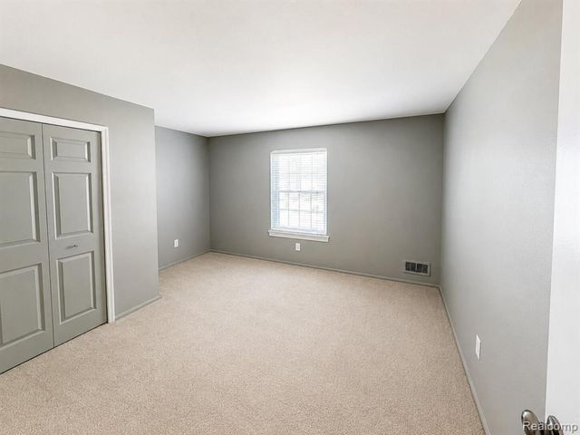 27654 E Echo Valley 231, Farmington Hills, MI 48334