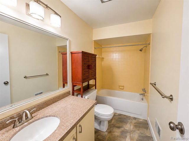 27654 E Echo Valley 231, Farmington Hills, MI 48334