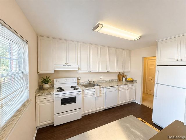 27654 E Echo Valley 231, Farmington Hills, MI 48334