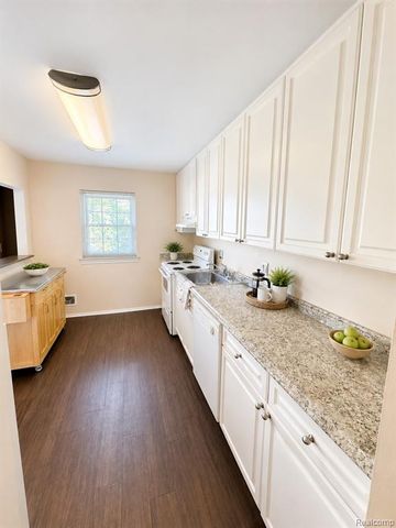 27654 E Echo Valley 231, Farmington Hills, MI 48334
