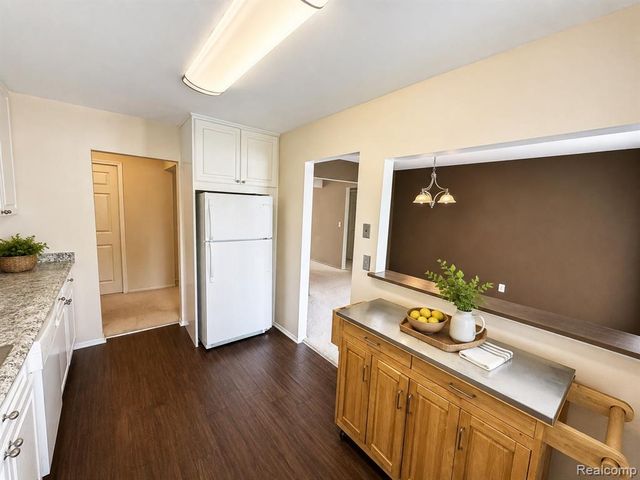 27654 E Echo Valley 231, Farmington Hills, MI 48334