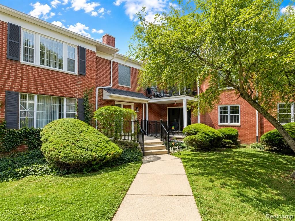 27654 E Echo Valley 231, Farmington Hills, MI 48334