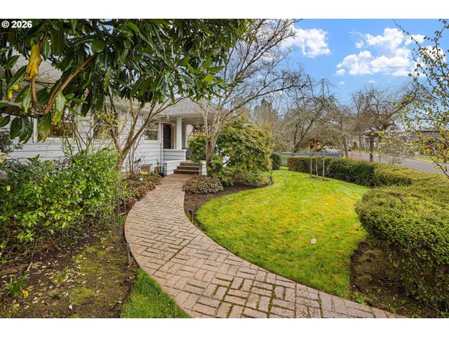 940 E 23RD Ave, Eugene, OR 97405