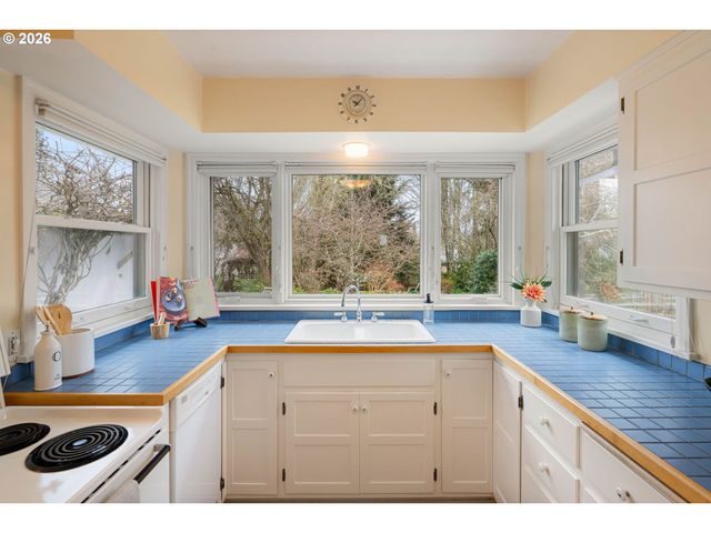 940 E 23RD Ave, Eugene, OR 97405