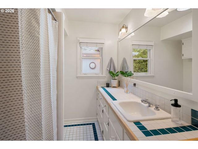 940 E 23RD Ave, Eugene, OR 97405