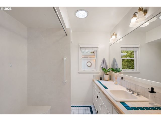 940 E 23RD Ave, Eugene, OR 97405