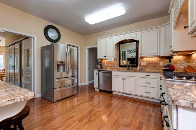 3060 W Ellison Drive, Springfield, MO 65810