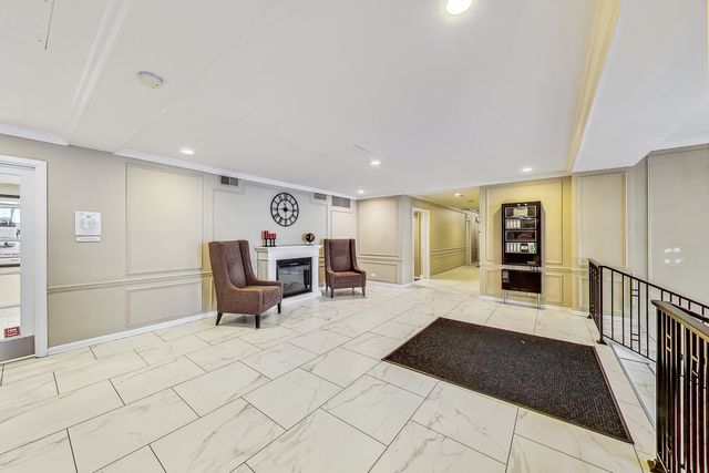 2909 N Sheridan Road 114, Chicago, IL 60657