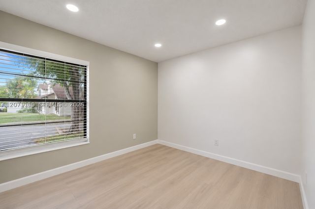 525 NW 100th Ct 525, Miami, FL 33172