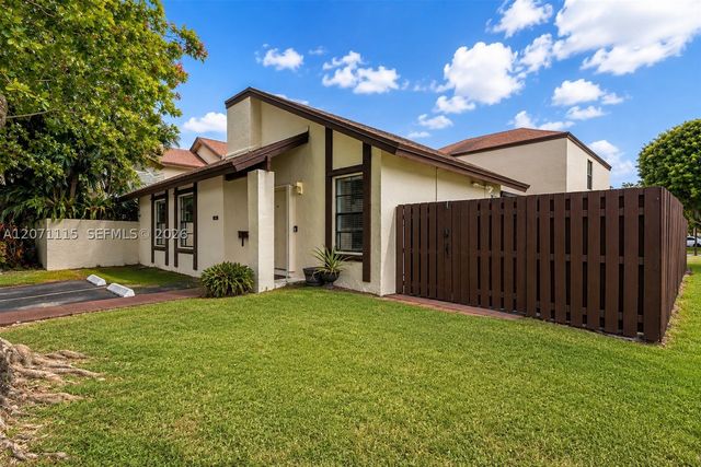 525 NW 100th Ct 525, Miami, FL 33172