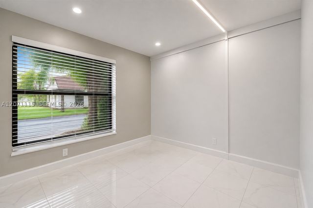 525 NW 100th Ct 525, Miami, FL 33172