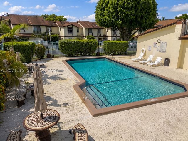 525 NW 100th Ct 525, Miami, FL 33172