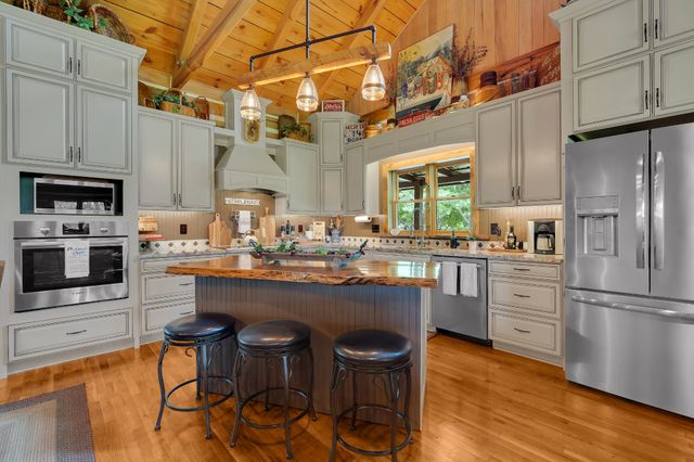 990 Bugscuffle Rd, Wartrace, TN 37183