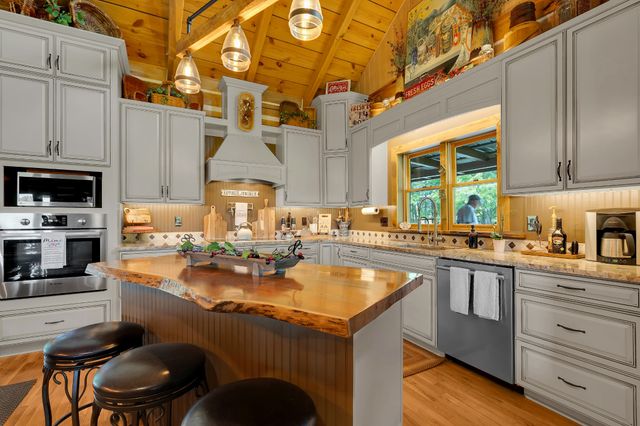 990 Bugscuffle Rd, Wartrace, TN 37183