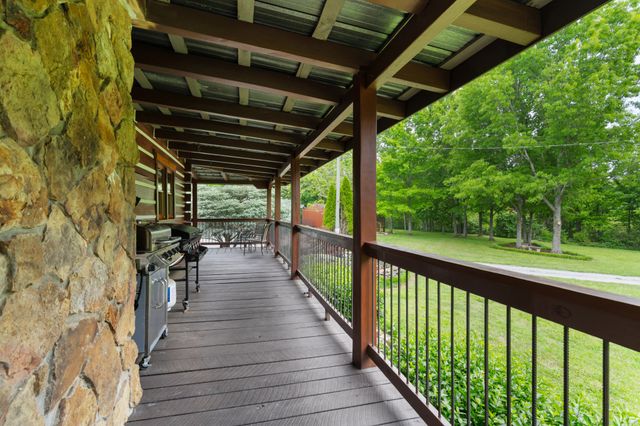 990 Bugscuffle Rd, Wartrace, TN 37183