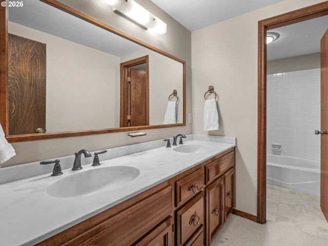 10647 Nw BROOKS Rd, Portland, OR 97231
