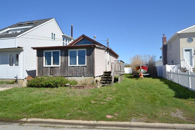 54 Bayview Avenue W, Lindenhurst, NY 11757