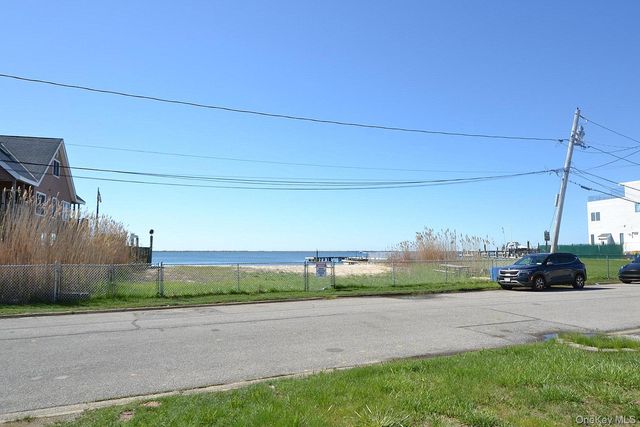 54 Bayview Avenue W, Lindenhurst, NY 11757