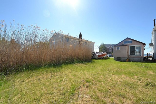 54 Bayview Avenue W, Lindenhurst, NY 11757