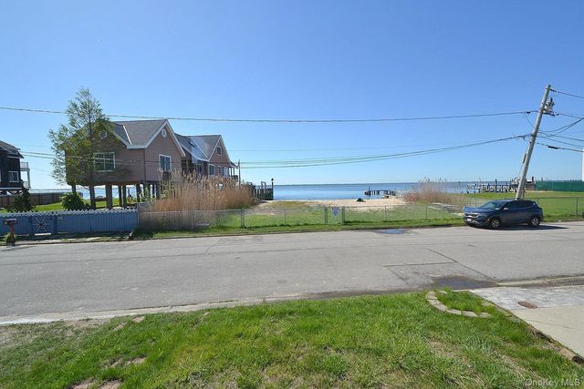 54 Bayview Avenue W, Lindenhurst, NY 11757