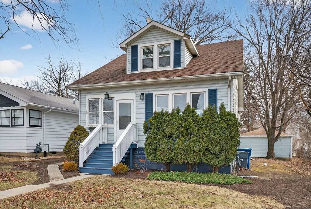 Image 1 of property listing at 741 S Jackson Street, Hinsdale, IL 60521