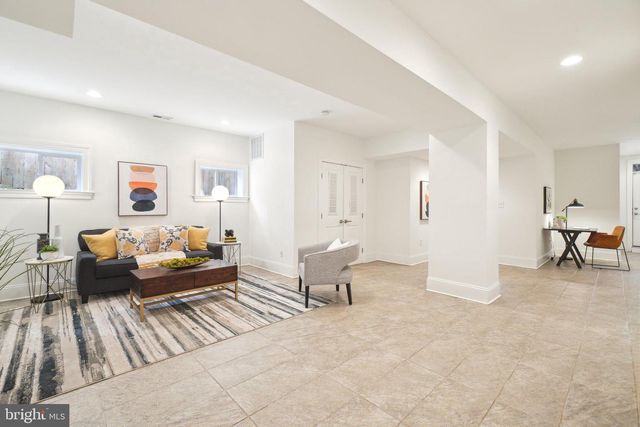 2837 MYRTLE AVE NE, Washington, DC 20018