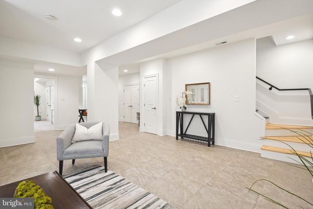 2837 MYRTLE AVE NE, Washington, DC 20018