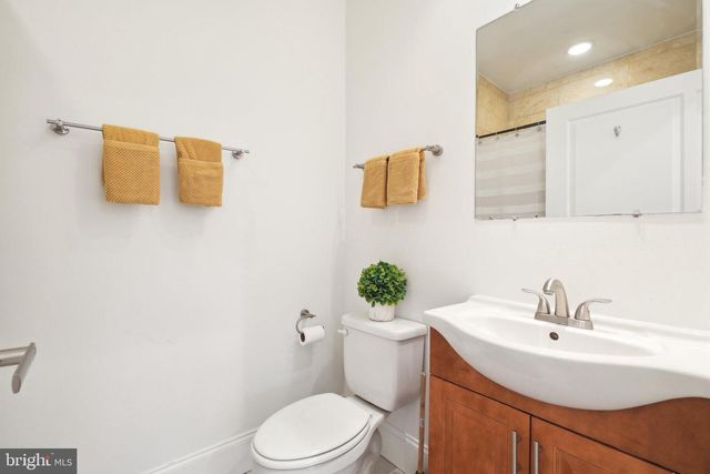 2837 MYRTLE AVE NE, Washington, DC 20018