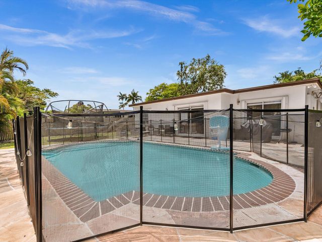 2003 N 42nd Avenue, Hollywood, FL 33021