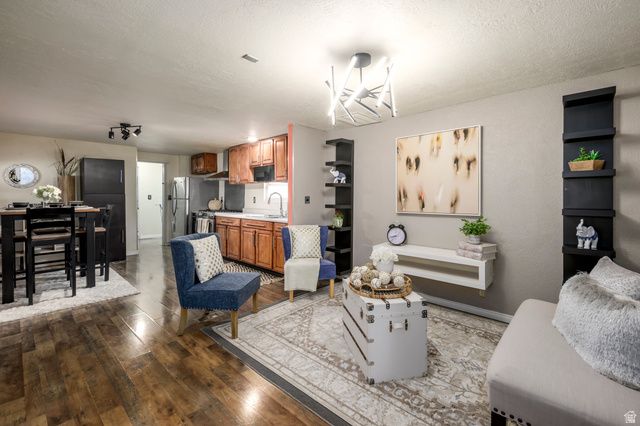 41 W CRAWFORD PL, Sandy, UT 84070