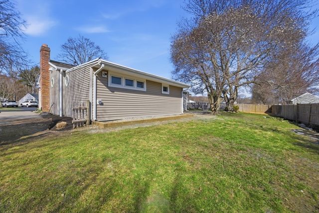 534 Hogg Memorial Dr, Whitman, MA 02382