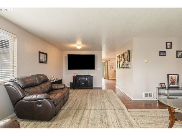 220 WELLS Rd, Oakland, OR 97462