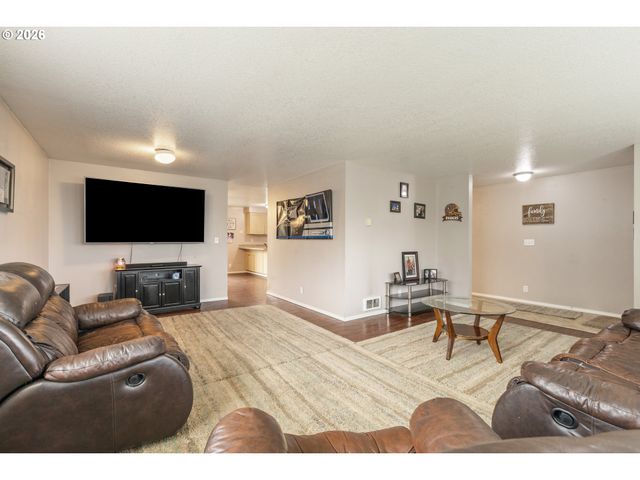 220 WELLS Rd, Oakland, OR 97462