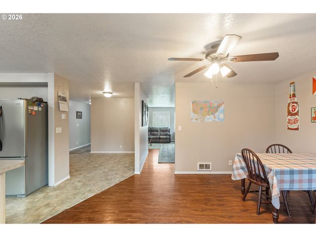 220 WELLS Rd, Oakland, OR 97462